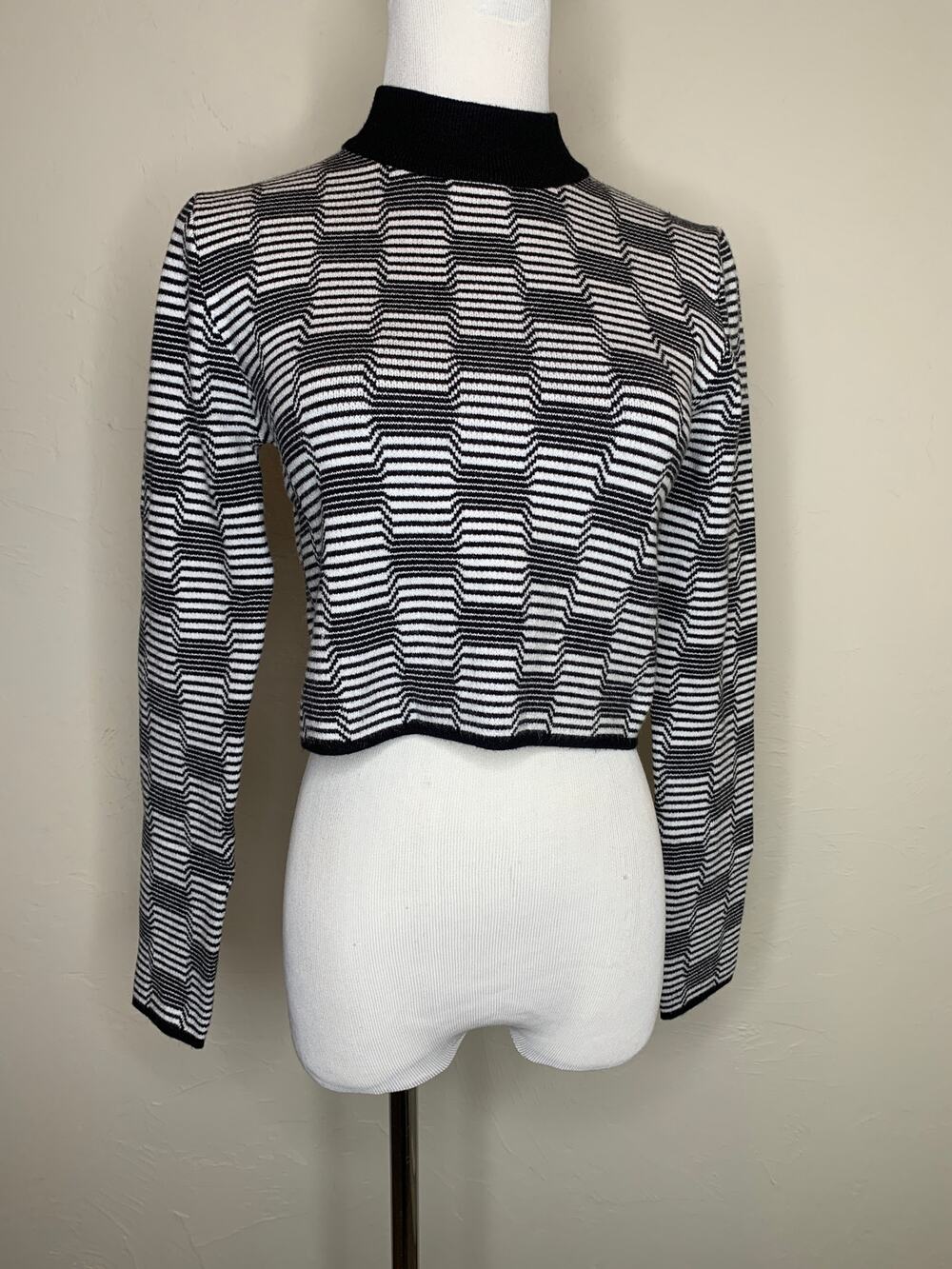 lulu's XS Black and White Geometric Cropped Sweater